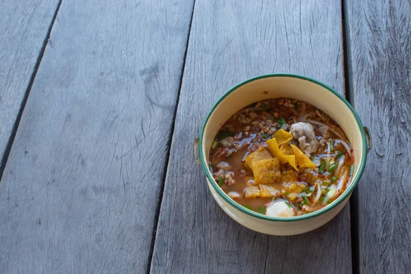 Baharatlı erişte çorbası ile domuz eti, koyun Pinto.