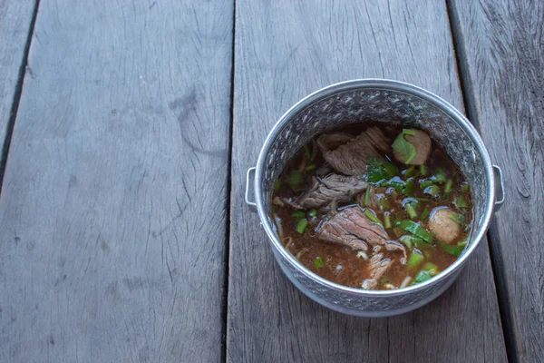 Baharatlı erişte Falls, Pinto koymak.