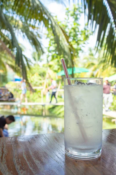 Hielo Agua Vaso Sobre Mesa Madera Jardín — Foto de Stock