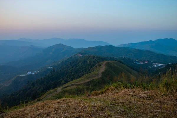 Işık günbatımı arkasında dağlar Nern Chang Suek hills, Kanchanaburi, Tayland