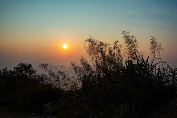 Işık günbatımı arkasında dağlar Nern Chang Suek hills, Kanchanaburi, Tayland