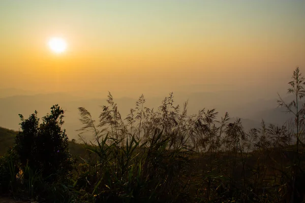 Işık günbatımı arkasında dağlar Nern Chang Suek hills, Kanchanaburi, Tayland