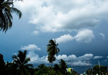 Gündüzleri bulutlu gökyüzü bulutlu.