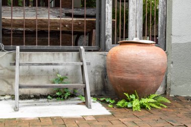 Su tuğla yerdeki bir kavanoz.