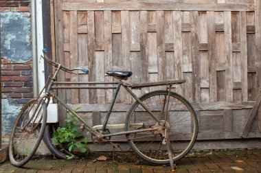 Eski bisiklet önünde duvar ahşap.