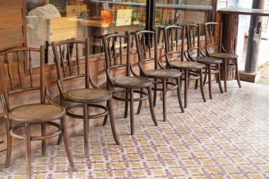 Koridorlarda eski ahşap sandalyeler