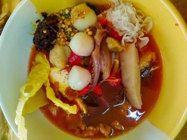 Yentafo masaya baharatlı noodle