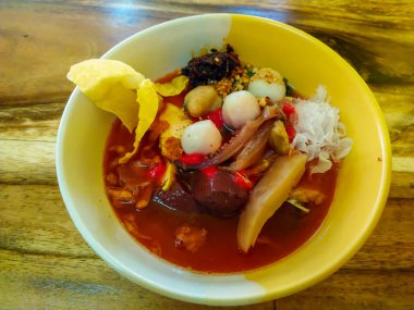 Yentafo masaya baharatlı noodle