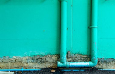 Tuğla duvar yeşil boyalı ve su bozmaya başladı.