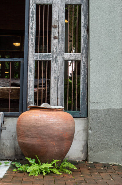 Кувшин воды на кирпичном полу
.