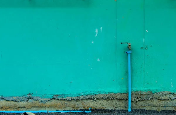 Кирпичная Стена Окрашена Зеленый Цвет Кран Начинает Повреждаться — стоковое фото