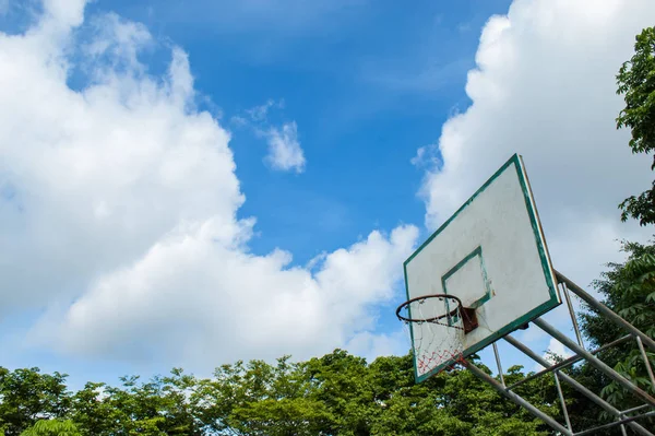 Kırık basketbol çember onarım çalışmaları geçici olarak