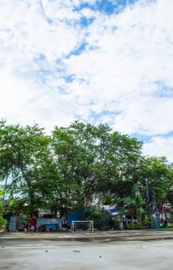 Köylerde küçük bir futbol sahası. Durgun su ile.