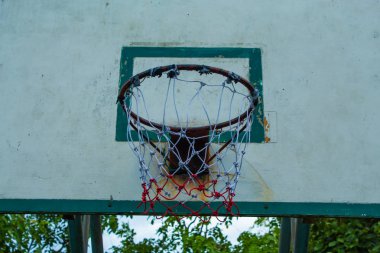 Kırık basketbol çember onarım çalışmaları geçici olarak