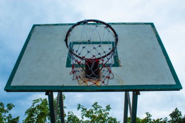Kırık basketbol çember onarım çalışmaları geçici olarak