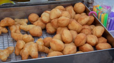 Derin yağda kızartılmış hamur, kızarmış ve buğulanmış çörek.