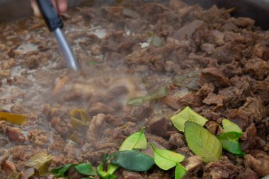 Baharatlı inek cesareti ile baharatlı çorba