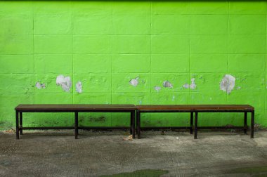 Sandalye eski başında duvar rengiyle. Okulda.