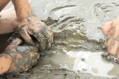 Salyangoz kabukları Samut songkham, Tayland Don Hoi yerinde deniz tabanı çamur üzerinde arıyorsunuz çocuklar.