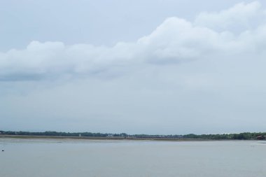 Doğal orman ve gökyüzüne Don Hoi yerinde Samut songkham, Tayland.