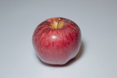 Beyaz arkaplanda kırmızı elma