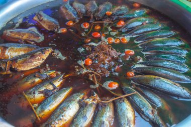 Amphawa pazarda haşlanmış tuzlanmış uskumru.