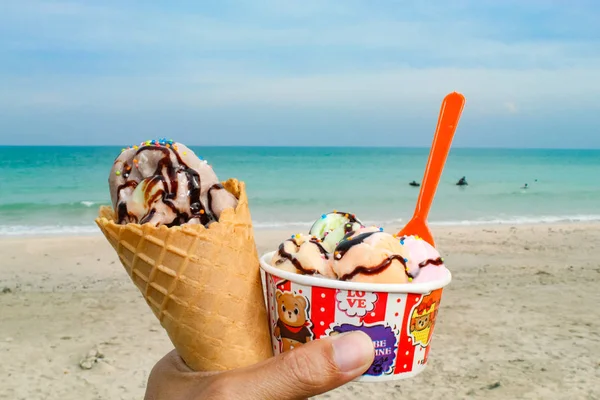 Gelado Delicioso Com Belo Oceano — Fotografia de Stock