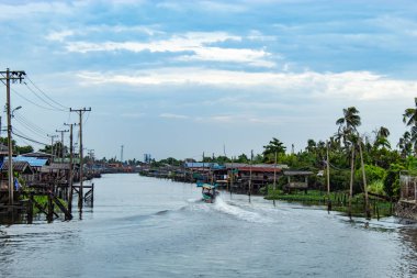 Turist tekne akşam sürücü.