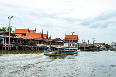 Turist tekne akşam sürücü.