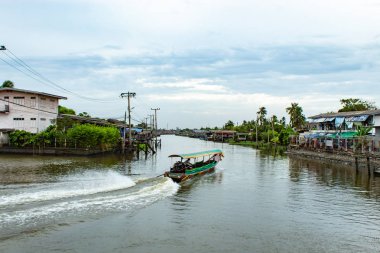 Turist tekne akşam sürücü.