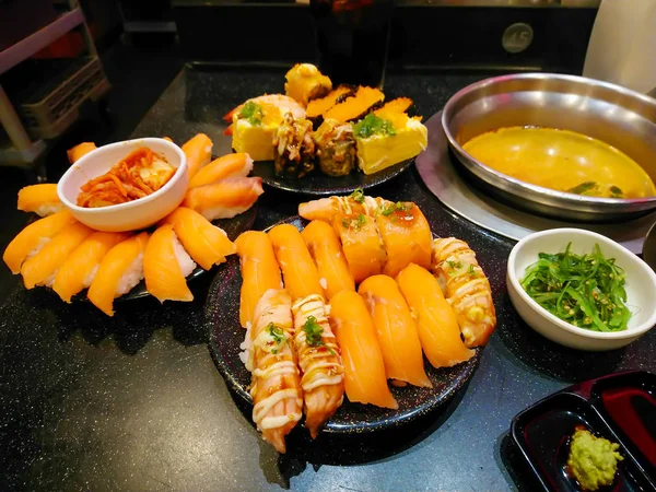 Sushi Auf Dem Schwarzen Teller Auf Dem Esstisch — Stockfoto