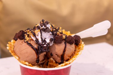 Çikolatalı dondurma masada kırmızı Kupası.