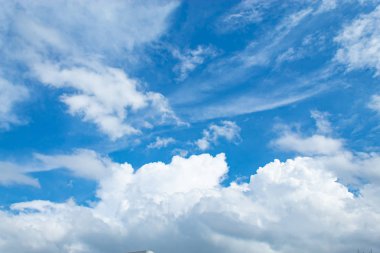 Bulutlar ve güneş ile gökyüzü güzellik.