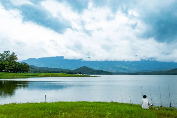 Nelayan Duduk Memancing Huai Daeng Reservoir Phetchabun Thailand — Stok Foto