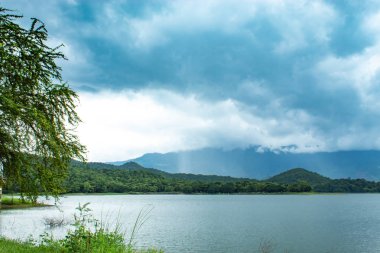 Dağlardaki akar göle düşen yağmur.