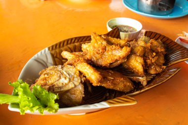 Fried nar balık deniz mahsulleri sosu ve sebze ile.