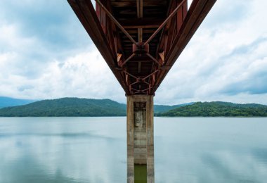 Yapısal çelik köprü geçit rezervuar Huai Pa Daeng depo, Tayland: Phetchabun.