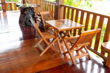 Ahşap masa ve sandalye seti, koltuk konfor, güzel vintage.