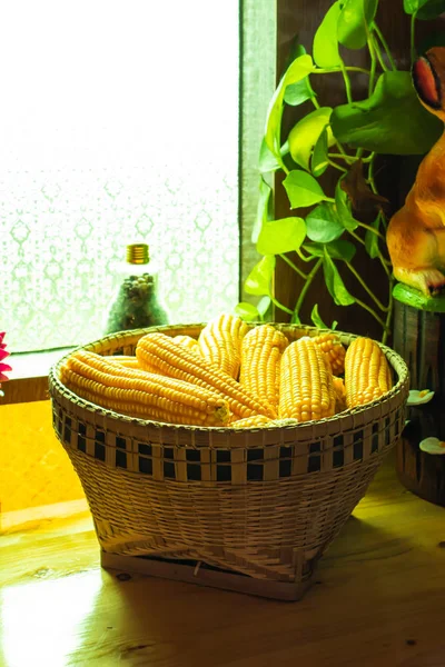 Žlutá Kukuřice Bambusovém Koši Dřevěný Stůl — Stock fotografie
