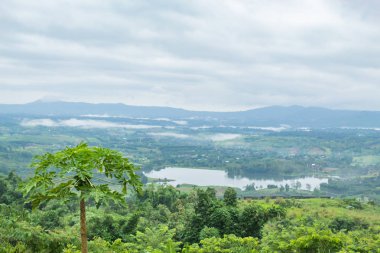 Sabah sis rezervuar ve Tayland: Phetchabun ağaçlara yukarıda.