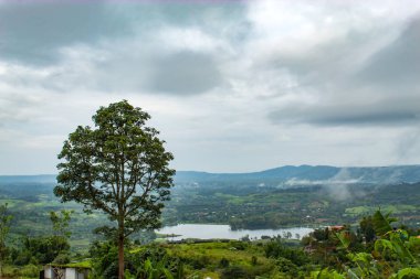 Sabah sis rezervuar ve Tayland: Phetchabun ağaçlara yukarıda.