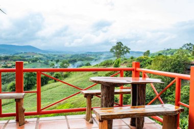 Teras ve dağ görünümleri yemek.