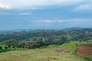 Yüksek gerilim enerji nakil direkleri Windtime Khao kho, Tayland: Phetchabun, dağda.