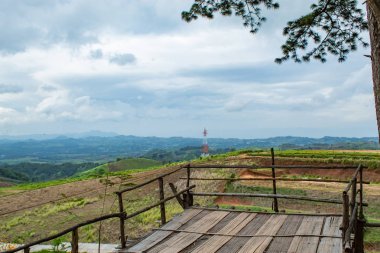 Dağlarda gezi turistler için ahşap Teras.
