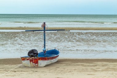 Ahşap tekne üzerinde kum deniz kenarında Suan Pradipat Prachuap Khiri Khan, Tayland.
