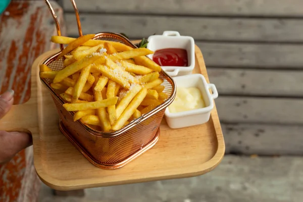 Pommes Terre Frites Dans Tamis Placé Sur Plateau Bois — Photo