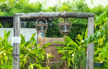 Bir günlük bir banyo için üzerinde asılı paslanmaz çelik su deposu.