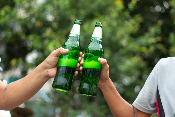 Hombres Sosteniendo Botella Cerveza Verde — Foto de Stock