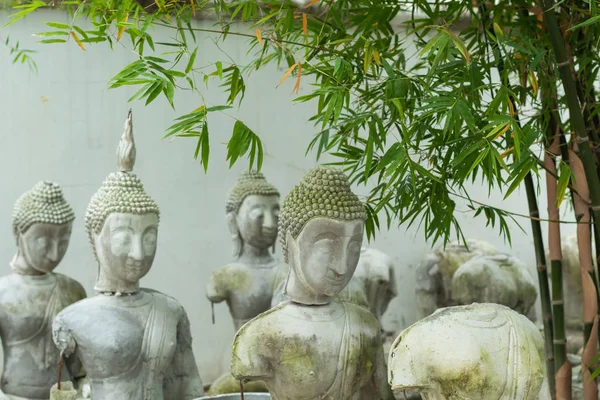 Patung Buddha Sedang Dibangun Dengan Semen — Stok Foto