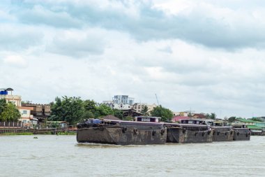 Bir tekne yük kum Chao Phraya Nehri, Tayland